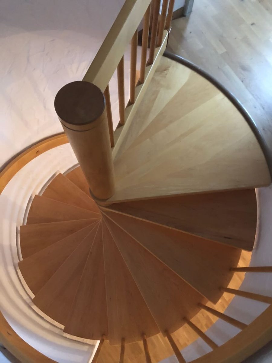Hölzerne Spindeltreppe zwischen Wohn- und Schlafebene